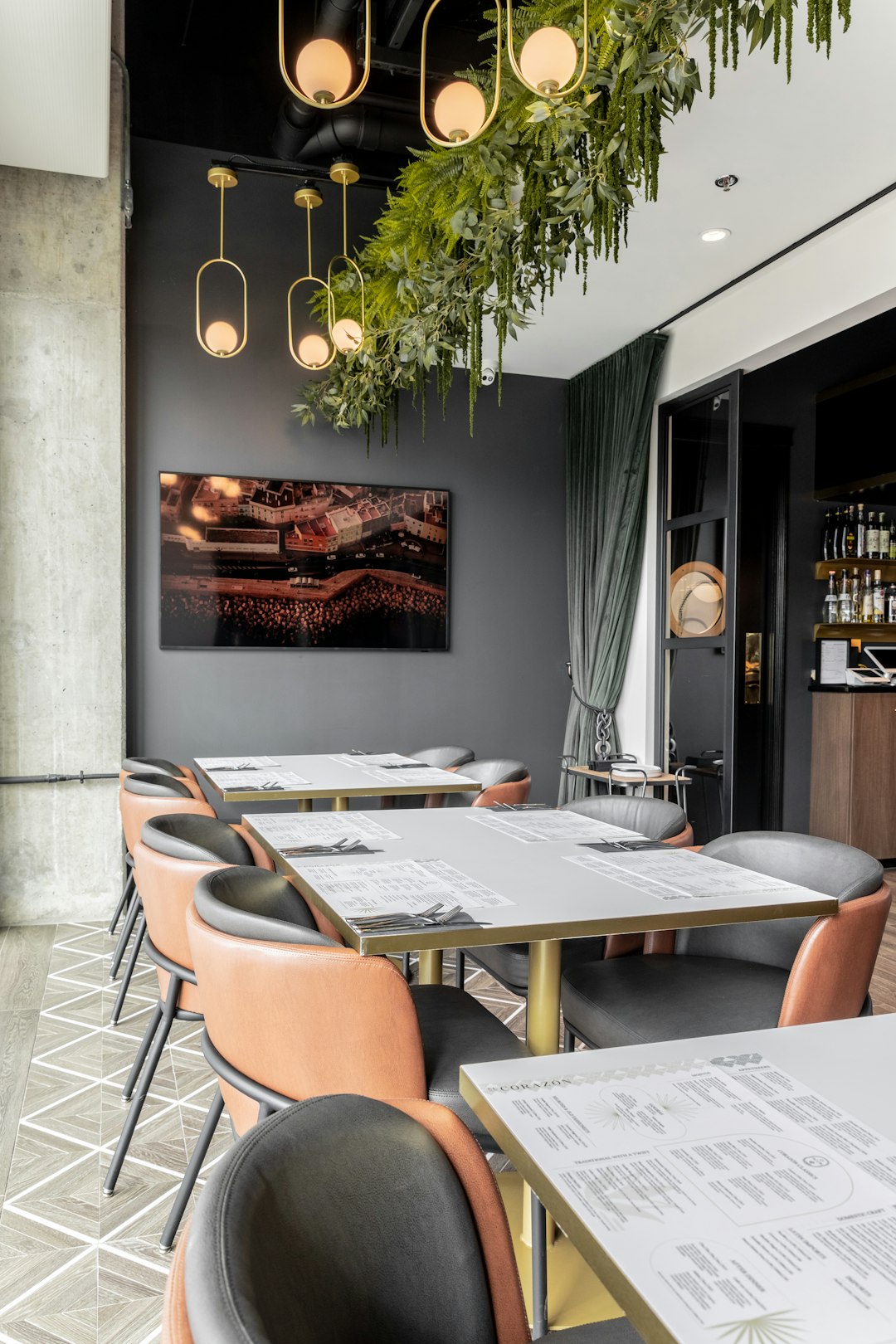 Sala fine dining z eleganckimi stołami i stonowanym oświetleniem