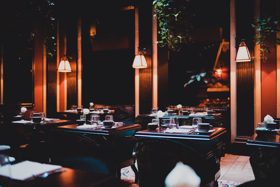 Elegancka sala fine dining z miękkim oświetleniem i stonowaną dekoracją